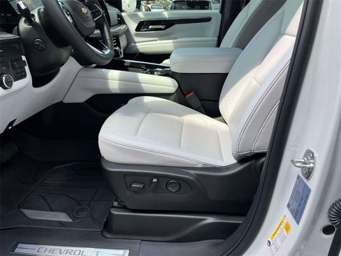 Used 2025 Chevrolet Suburban Premier image 30