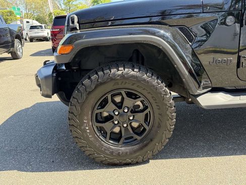 Certified 2022 Jeep Gladiator Sport AWD/4WD image 16