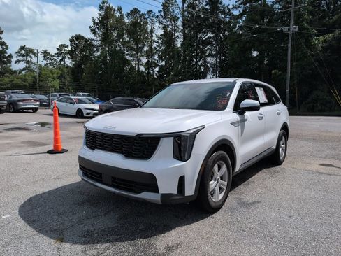 Used 2025 Kia Sorento LX FWD image 4