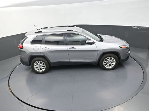 Used 2018 Jeep Cherokee Latitude w/ Safety Group image 22