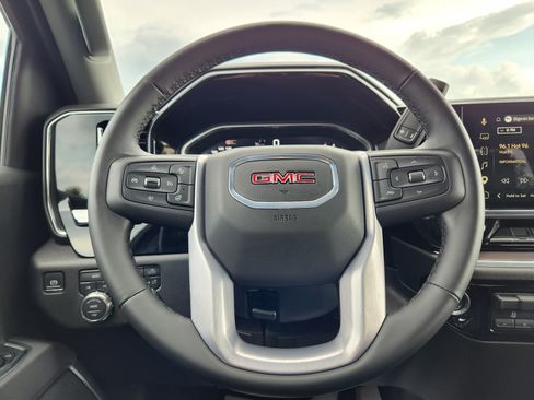 Used 2026 GMC Sierra 1500 SLT AWD/4WD image 22