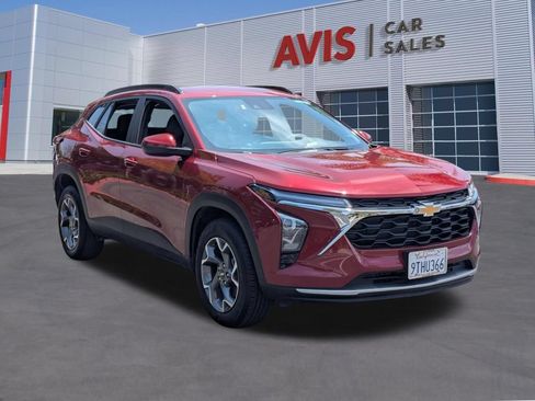 Used 2025 Chevrolet Trax LT w/ LT Convenience Package FWD image 3