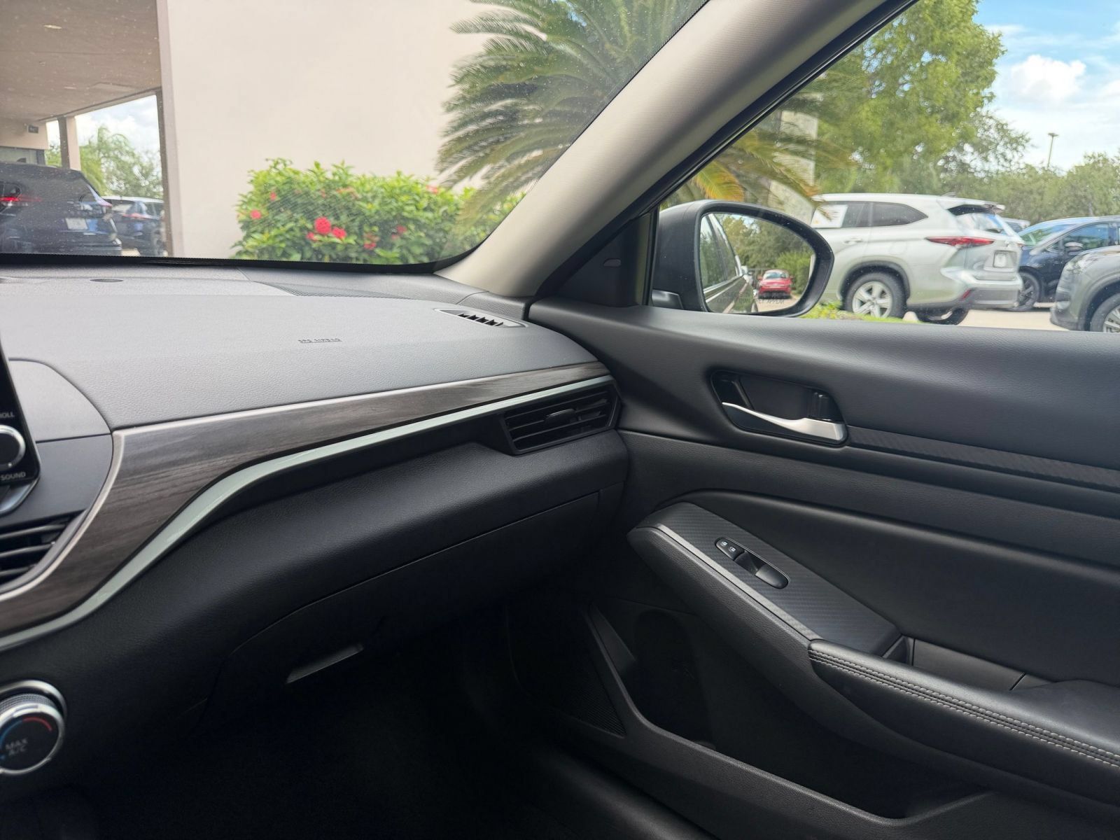 Used 2025 Nissan Altima 2.5 SV FWD image 29