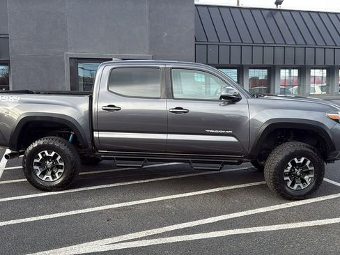 Used 2022 Toyota Tacoma TRD Off-Road image 2