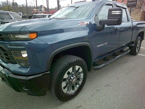 Used 2024 Chevrolet Silverado 2500 Custom w/ Custom Value Package image 3