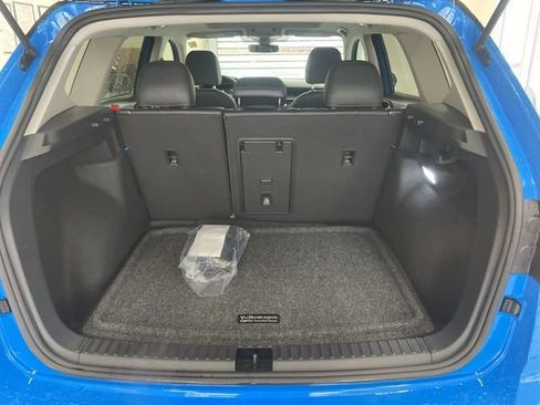 Certified 2025 Volkswagen Taos SE image 9