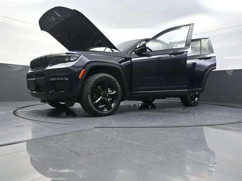 Used 2024 Jeep Grand Cherokee L Limited w/ Black Appearance Package AWD/4WD image 33