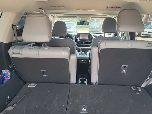 Used 2021 Toyota Highlander XLE FWD image 23