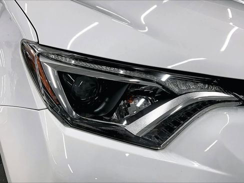 Used 2018 Toyota RAV4 LE w/ Carpet Mat Package image 27