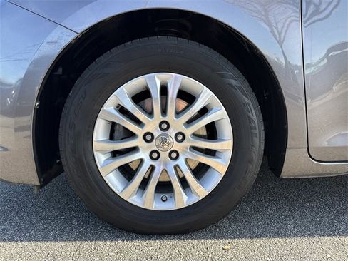 Used 2015 Toyota Sienna L image 11