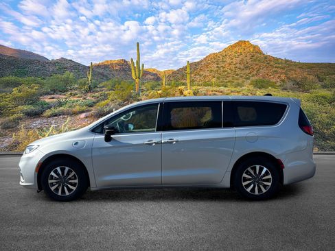 Used 2024 Chrysler Pacifica Limited FWD image 7
