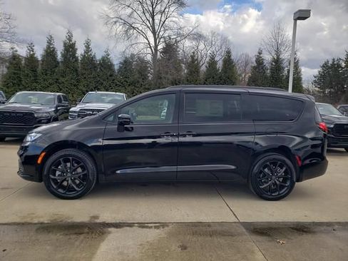 New 2026 Chrysler Pacifica Select w/ S Appearance Package AWD/4WD image 3