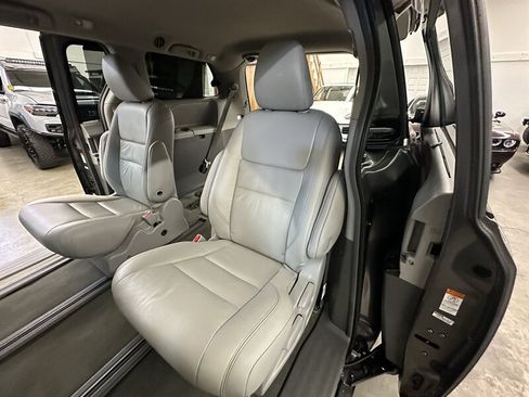 Used 2017 Toyota Sienna XLE w/ XLE Navigation Package AWD/4WD image 39