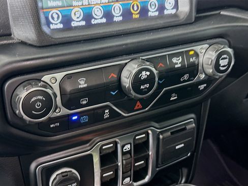 Used 2022 Jeep Wrangler Unlimited Sahara AWD/4WD image 16