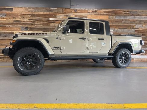 Used 2022 Jeep Gladiator Sport AWD/4WD image 16