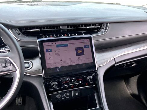 Used 2023 Jeep Grand Cherokee L Limited w/ Black Appearance Package image 6