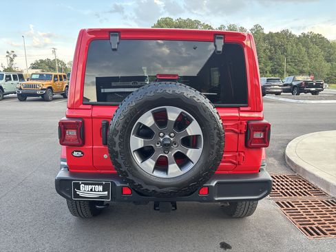 Used 2018 Jeep Wrangler Unlimited Sahara AWD/4WD image 4