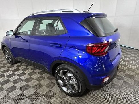 Used 2024 Hyundai Venue Limited FWD image 5