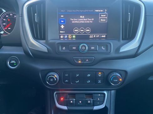 Used 2024 GMC Terrain SLE image 17