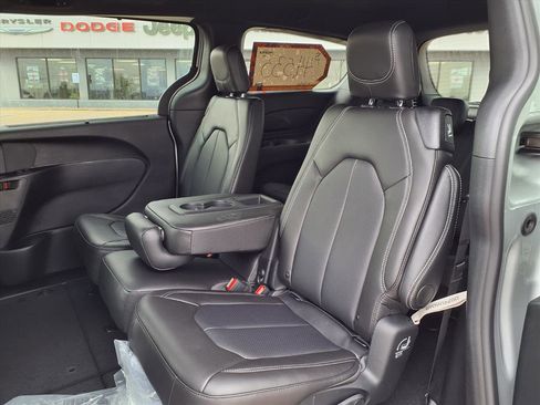 New 2026 Chrysler Pacifica Select FWD image 17