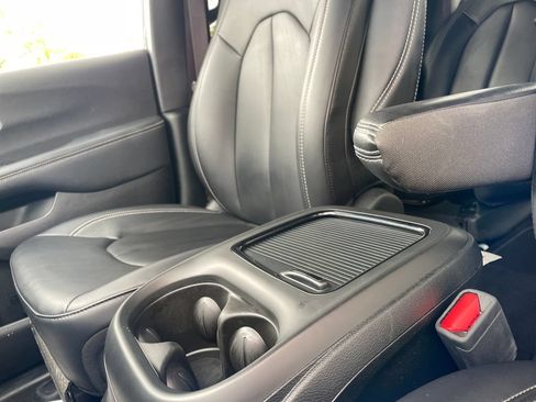 Used 2024 Chrysler Pacifica Limited FWD image 21