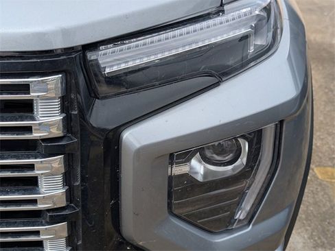 Used 2024 GMC Canyon Denali image 3