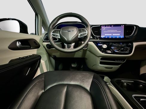 Used 2024 Chrysler Pacifica Touring-L FWD image 30