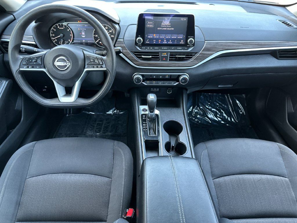 Used 2025 Nissan Altima 2.5 SV FWD image 12
