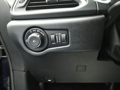 Used 2025 Chrysler Pacifica Limited FWD image 18