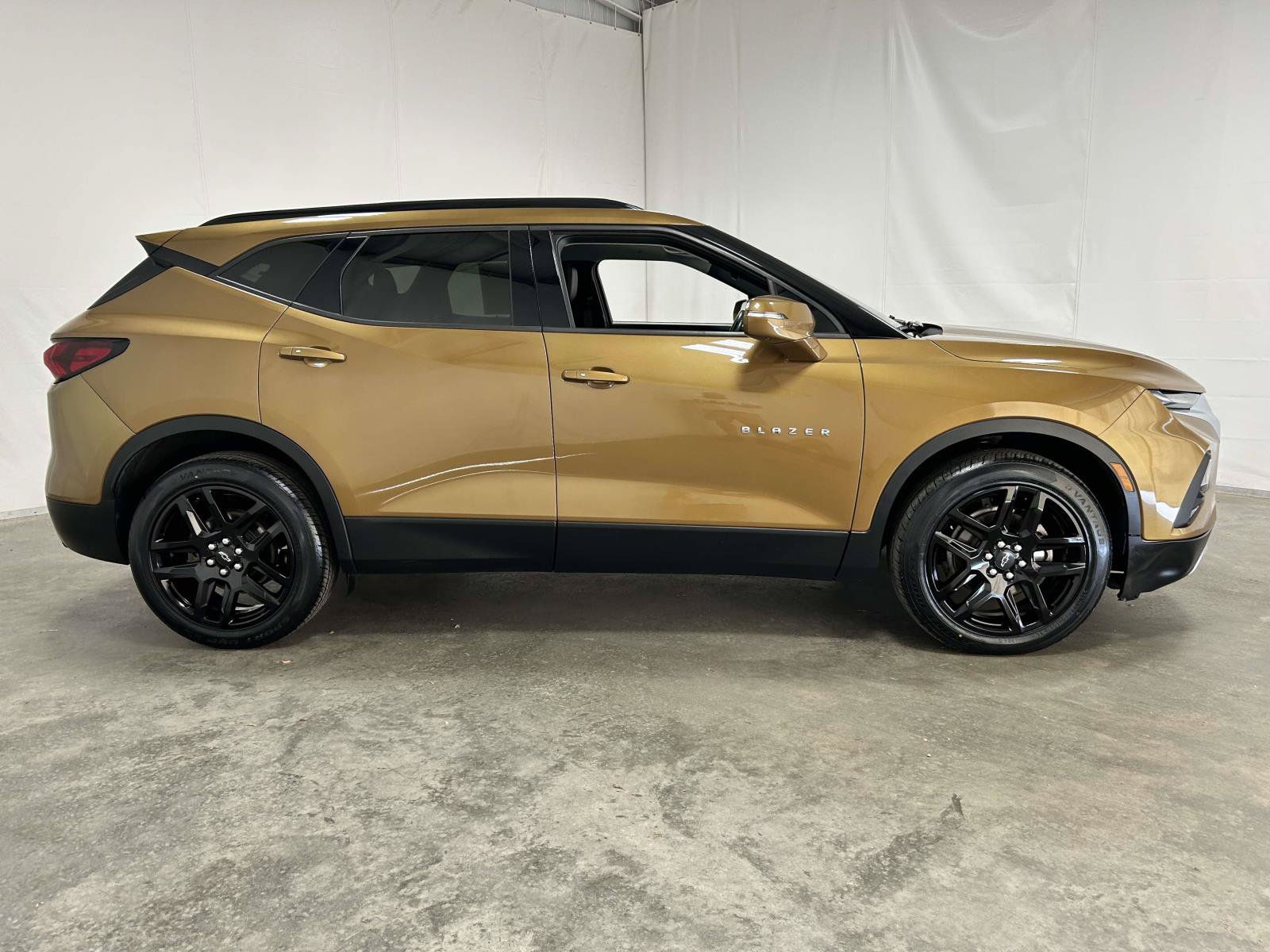 Used 2019 Chevrolet Blazer LT w/ Sun and Wheels Package FWD image 2