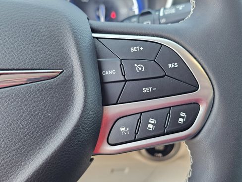 Used 2023 Chrysler Pacifica Touring-L FWD image 22