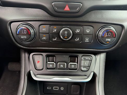 Used 2018 GMC Terrain SLE w/ Driver Convenience Package AWD/4WD image 17