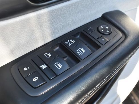 Used 2024 Chrysler Pacifica Touring-L FWD image 11