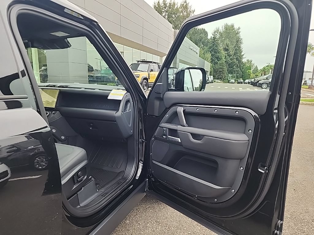 New 2026 Land Rover Defender 110 X-Dynamic SE AWD/4WD image 18