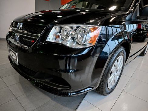 Used 2019 Dodge Grand Caravan SE w/ UConnect Hands-Free Group image 8