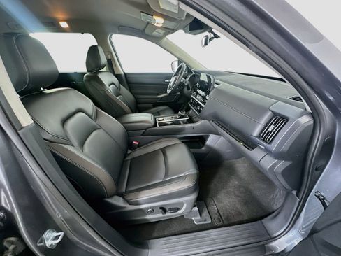 Used 2025 Nissan Pathfinder SL AWD/4WD image 34