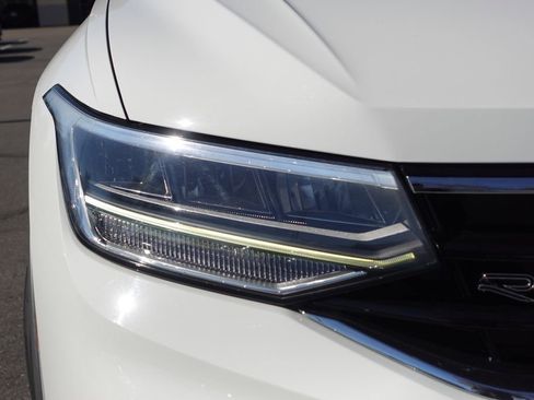 Used 2022 Volkswagen Tiguan SE R-Line image 3