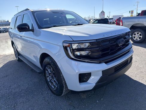 Used 2025 Ford Expedition Active AWD/4WD image 3