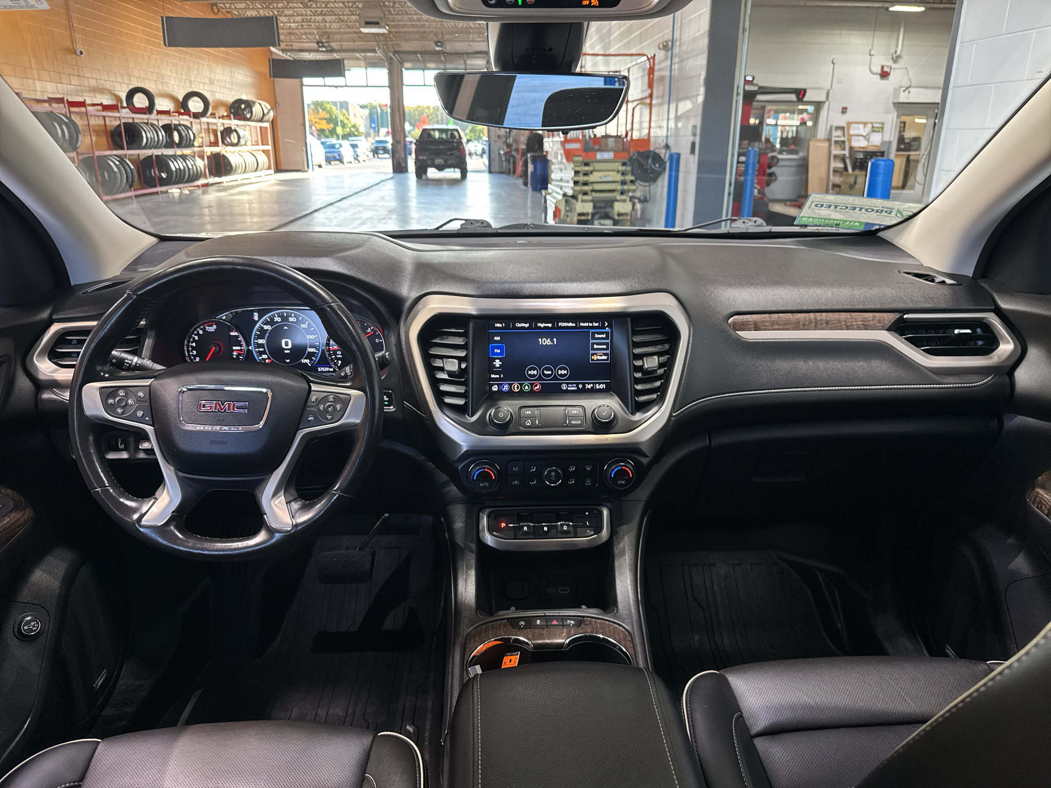Used 2021 GMC Acadia Denali w/ Denali Ultimate Package AWD/4WD image 14