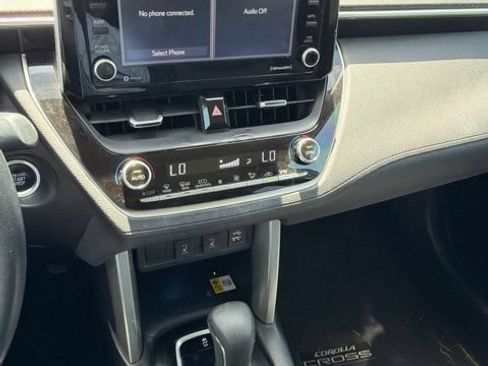 Used 2022 Toyota Corolla Cross XLE FWD image 11