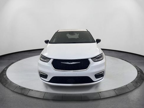 Used 2025 Chrysler Pacifica Select FWD image 2