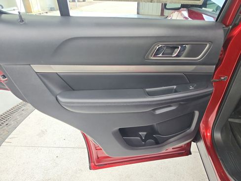 Used 2018 Ford Explorer XLT image 33