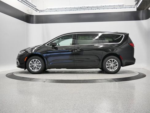 New 2026 Chrysler Pacifica Select AWD/4WD image 3