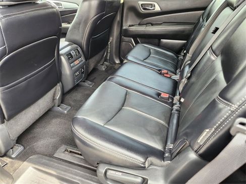 Used 2020 Nissan Pathfinder SL image 16