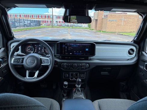 Used 2025 Jeep Wrangler Unlimited Sahara AWD/4WD image 28