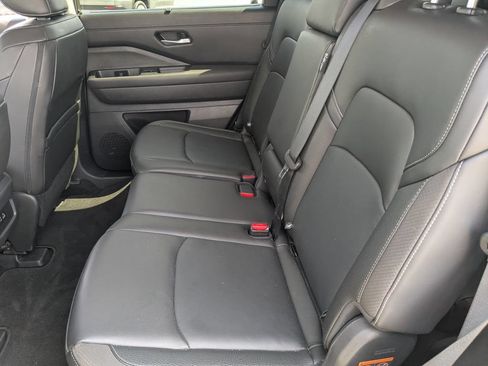 Used 2025 Nissan Pathfinder SL FWD image 12