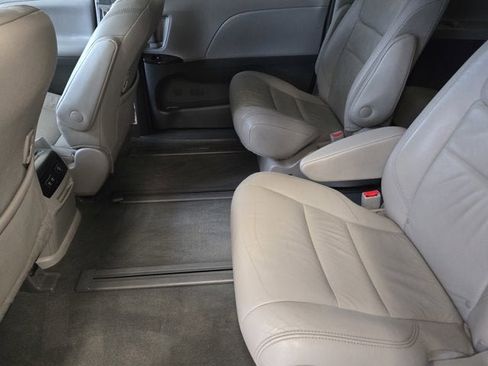 Used 2019 Toyota Sienna XLE Premium image 19