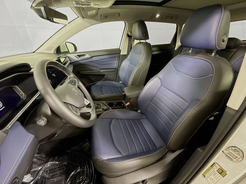 Certified 2025 Volkswagen Taos SEL image 5