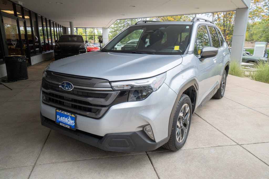 Used 2025 Subaru Forester Premium AWD/4WD image 3