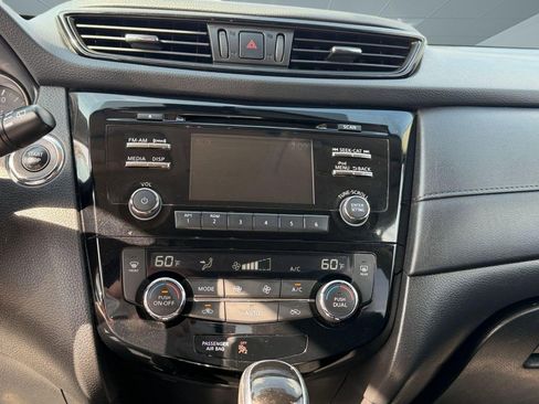 Used 2017 Nissan Rogue SV image 25